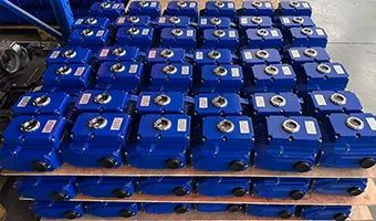 Stock a granel de actuadores eléctricos rotativos Hearken apilados en palés de madera para su distribución al por mayor