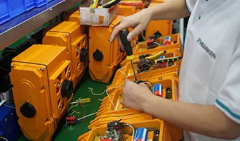 Escucha a un trabajador de fábrica mientras realiza el cableado y el montaje de varios actuadores eléctricos rotativos en una cadena de montaje a ritmo acelerado.